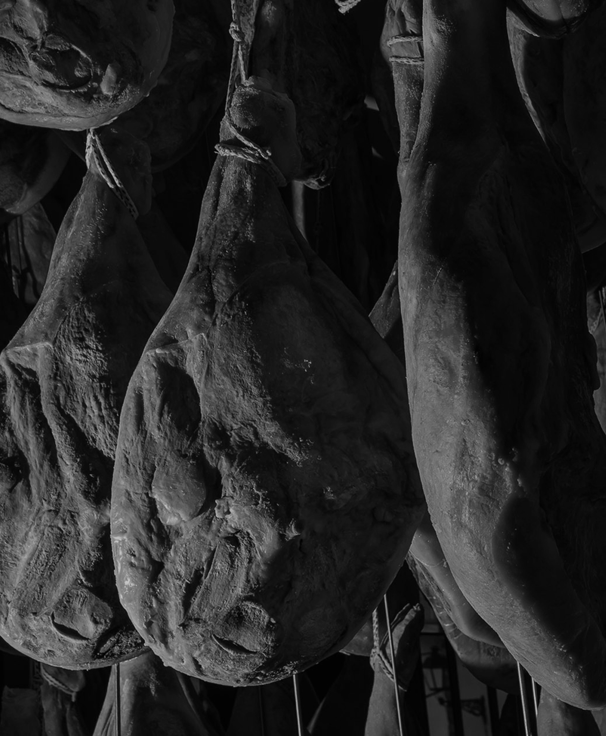 Foto de jamones colgados