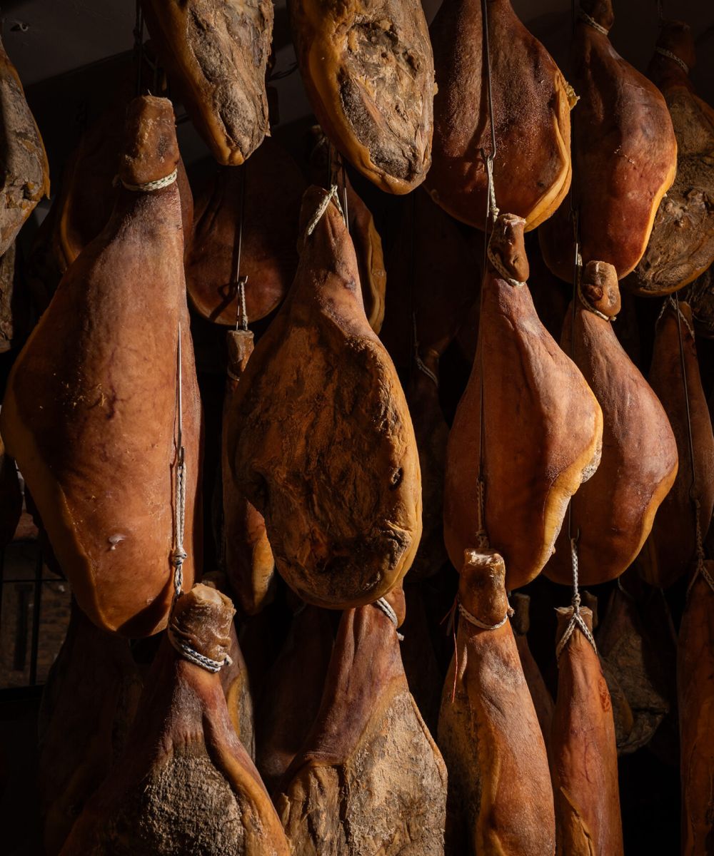 Foto de jamones colgados