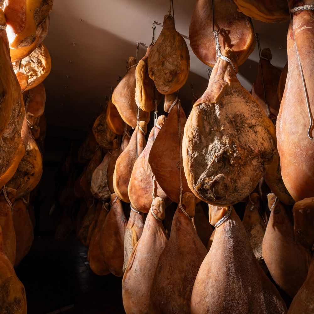 Foto jamones colgando 