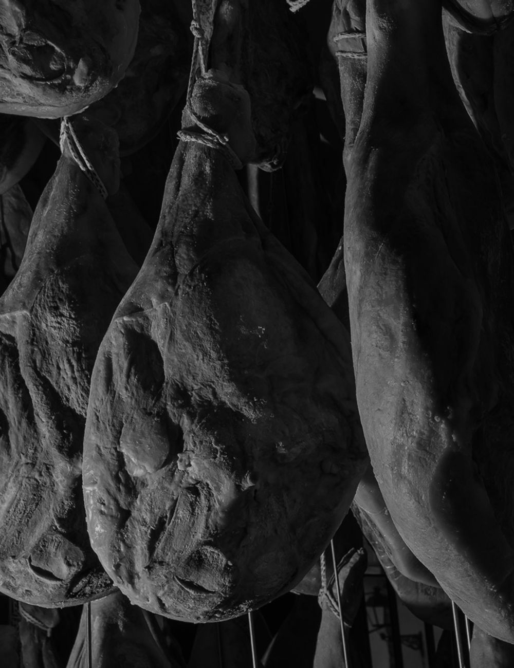 foto de jamones colgados