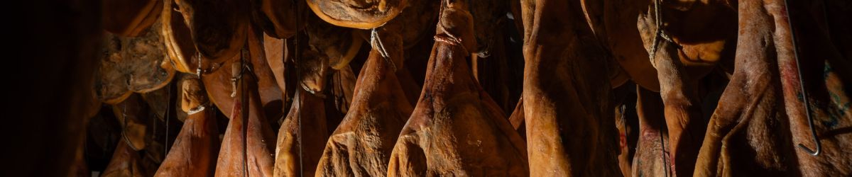 Foto de jamones colgados