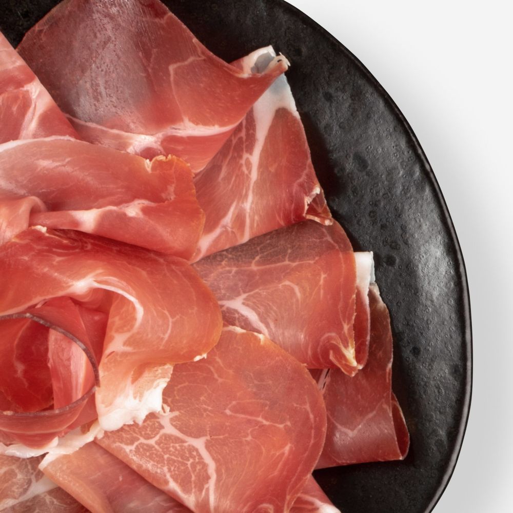 plato de jamón cortado