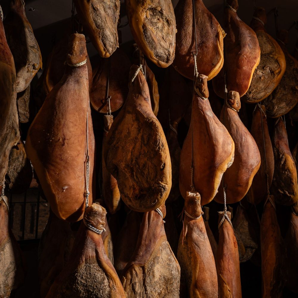 Foto jamones colgando 